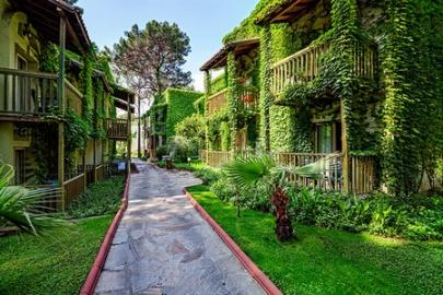 Loop door de frisse en prachtige tuinen van het hotel
